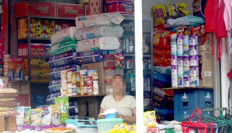 Se encontraron grandes cantidades de pañales institucionales en comercios del centro, especialmente en la avenida sexta y zonas del parque lineal, así como en La Parada, Villa del Rosario. Fotos: La Opinión 