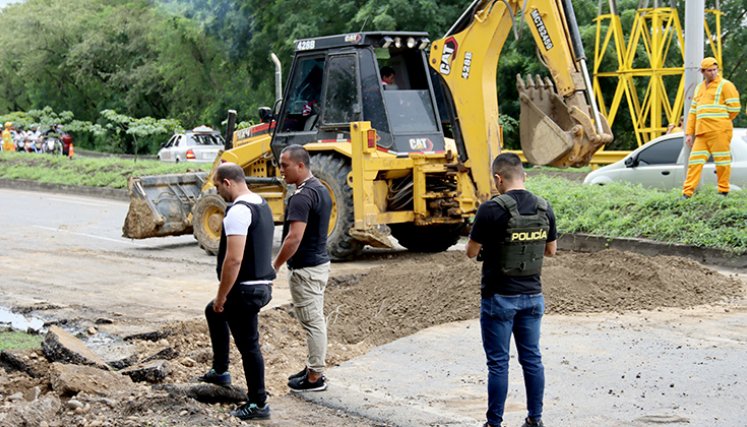 El pánico se apoderó de los alrededores de Jardín Plaza por la bomba detonada en el Anillo Vial Oriental./ Foto Carlos Ramírez-La Opinión