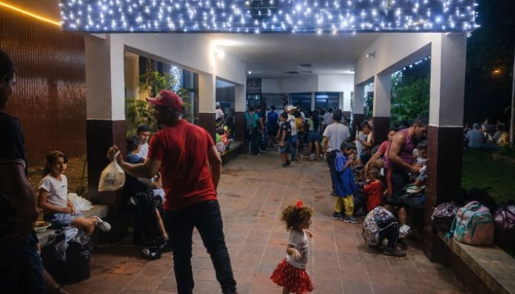 Decenas de familias campesinas permanecían ayer en la sede de la alcaldía de Tibú./Foto cortesía