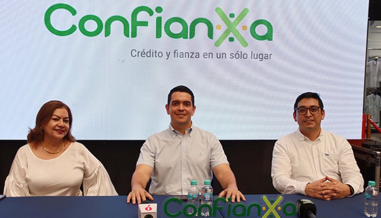 La asesora comercial de ConfianXa, Martha Rondón; el presidente de la Junta Directiva, José Luis Santos; y el gerente de la compañía, Edwing Chicaíza Becerra. / Foto Stefany Peñaloza-La Opinión