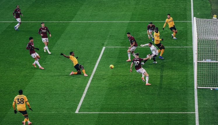 El mediocampista colombiano Jhon Arias, que le ha costado adaptarse al fútbol inglés fue la gran figura de los Wolves en la victoria 3-0 sobre West Ham United en la Liga Premier, anotando su primer gol de la temporada.