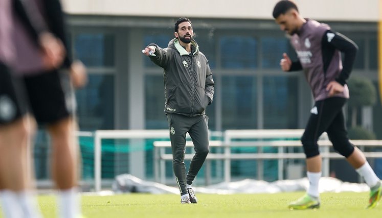 Álvaro Arbeloa la nueva apuesta riesgosa de llevar al  Madrid a pelear la liga y Champions, tras el fracao de Xabi Alonso. 