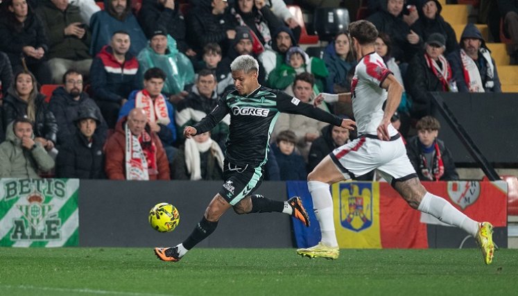 Juan Camilo 'Cucho' Hernández, referente del Betis tendrá un duro duelo ante los colchoneros.