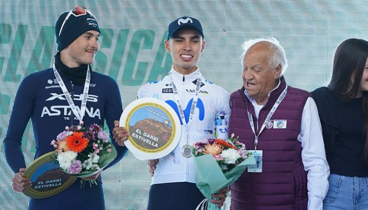 Diego Pescador (de blanco), ciclista colombiano de 21 años ha comenzado el 2026 con buen pie. 