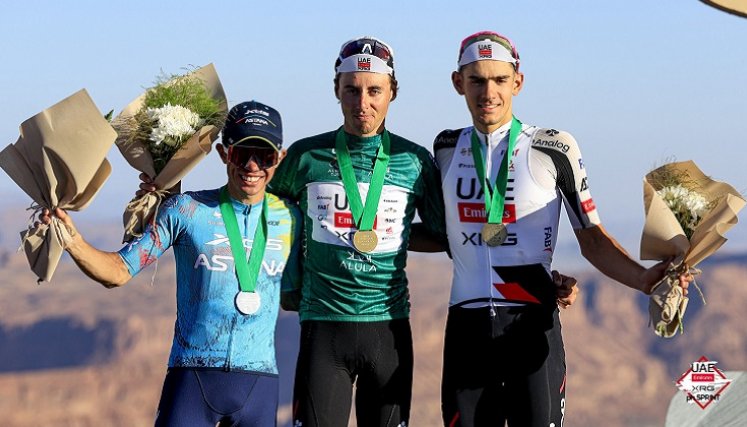 El ciclista antioqueño Sergio Higuita (izq.), ha tenido un buen inicio de temporada en el World Tour haciendo una buena carrera en la que estuvo cerca del título.