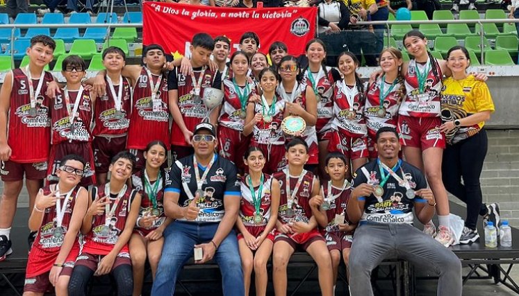 Los quintetos masculino y femenino de baloncesto se destacaron en el Festival de Festivales que se llevó a cabo en Medellín. 
