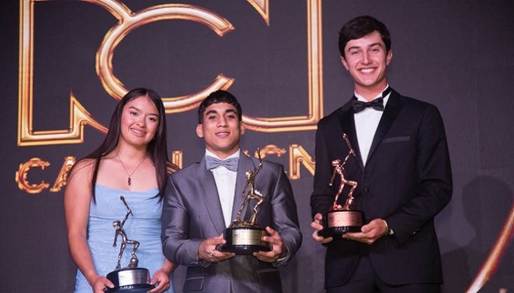 El gimnasta cucuteño Camilo Vera (al centro) fue destacado por el Comité Olímpico Colombiano, por sus actuaciones en el 2025.