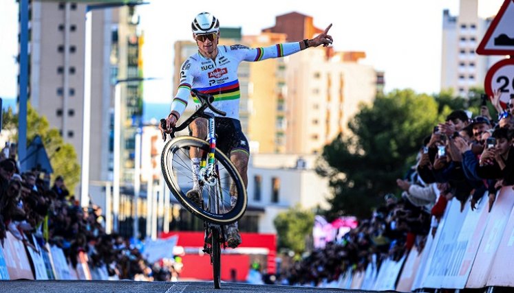 El pedalista de Países Bajos Mathieu Van der Poel dictó cátedra en la prueba de su especialidad y se acercó a su octavo título de Copa Mundo.