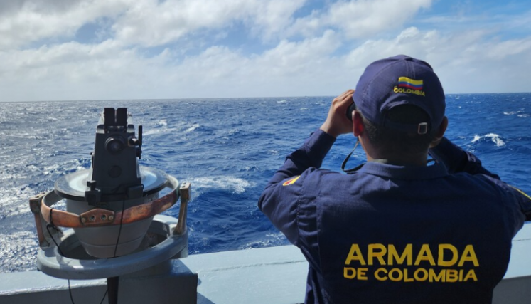 Miembro de la Armada Colombiana observa el mar a la distancia.