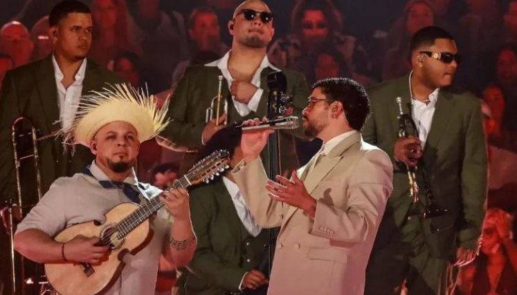 Video | Bad Bunny homenajeó a Yeison Jiménez a ritmo de Aventurero en su segunda noche en Medellín