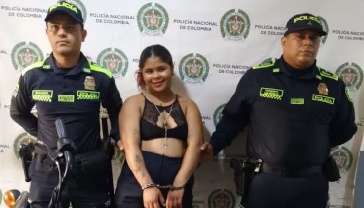 Capturan a mujer con dos armas ilegales en Atlántico y sonríe en la foto policial
