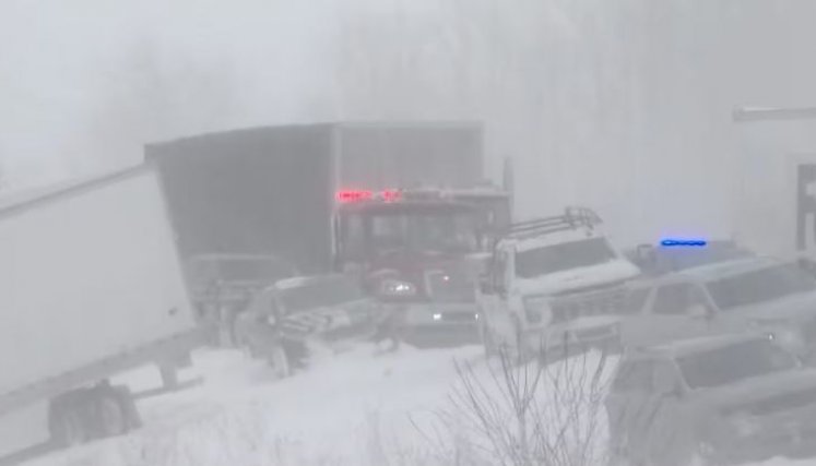 Por tormenta de nieve, más de 100 vehículos chocan en cadena en Estados Unidos