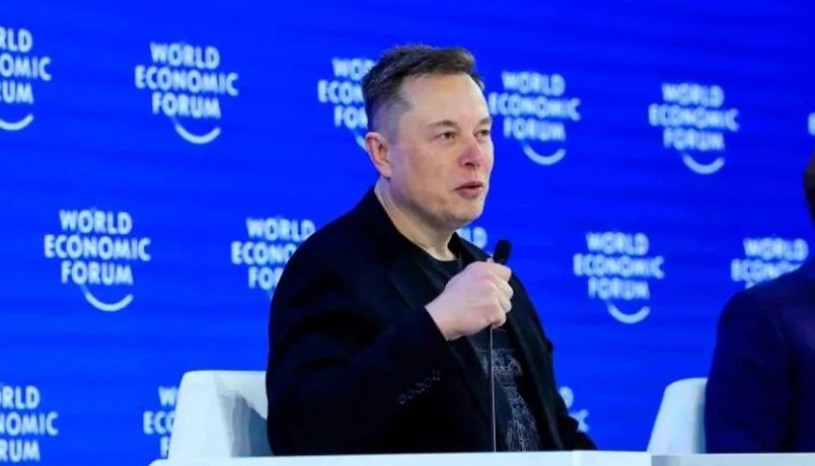 Elon Musk advierte en Davos: “la IA podría superar a la humanidad en cinco años”