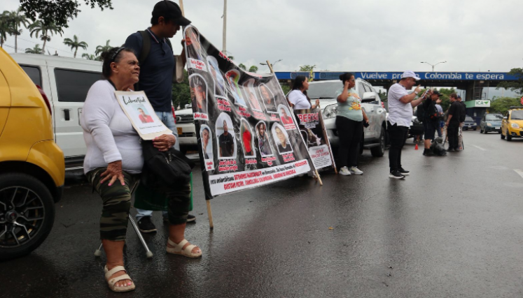 Familiares de colombianos presos en Venezuela protestan en la frontera.