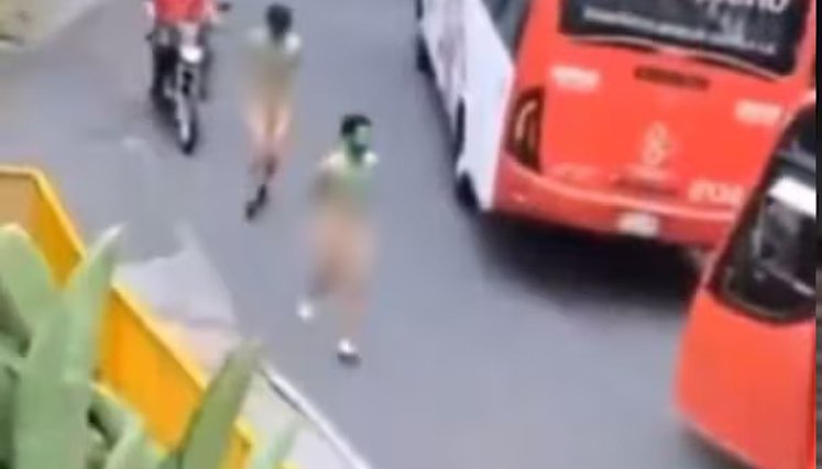 Vecinos atrapan a ladrones, los desnudan y los hacen correr en la calle