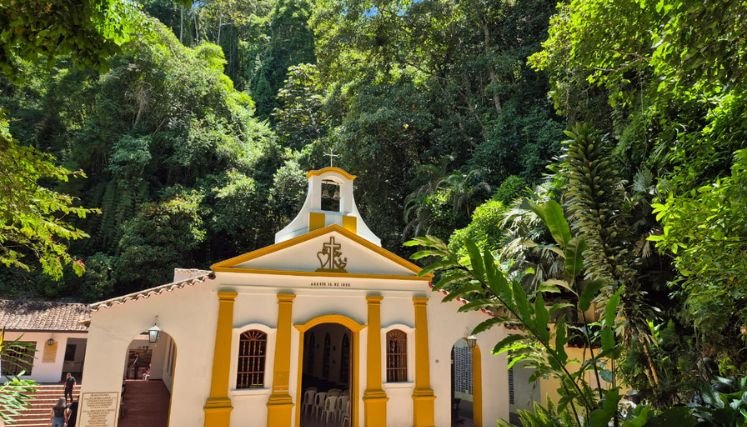A refacción el camino peatonal hacia el santuario Agua de la Virgen.