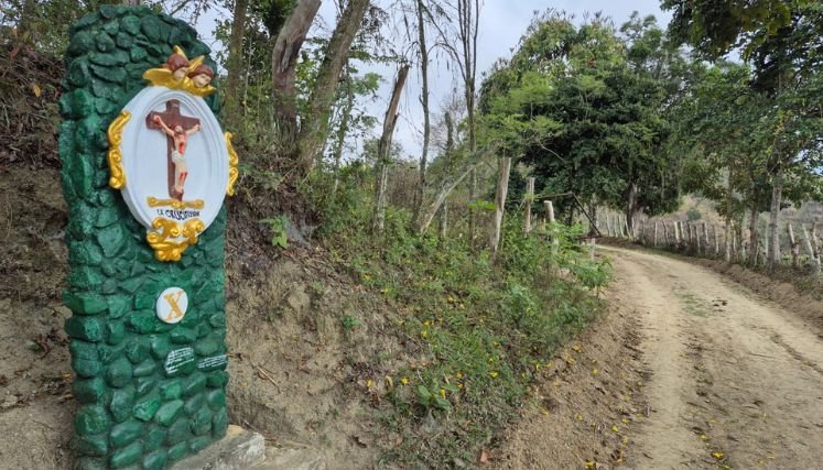 A refacción el camino peatonal hacia el santuario Agua de la Virgen.