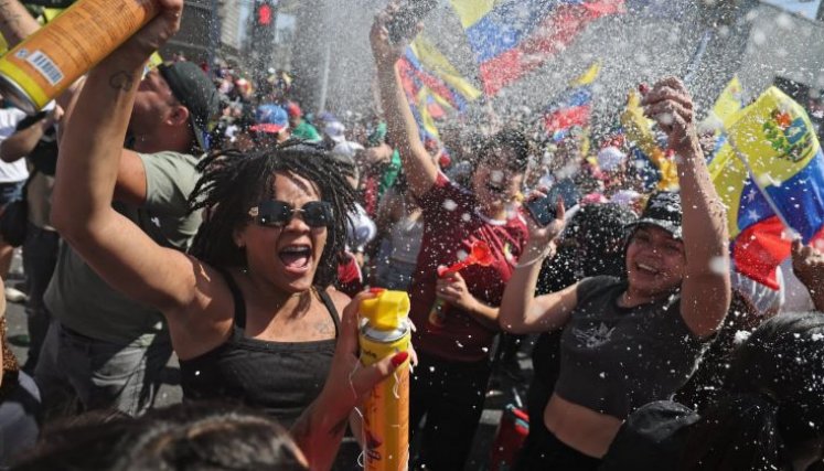 Venezolanos celebraron en Chile la captura de Maduro.