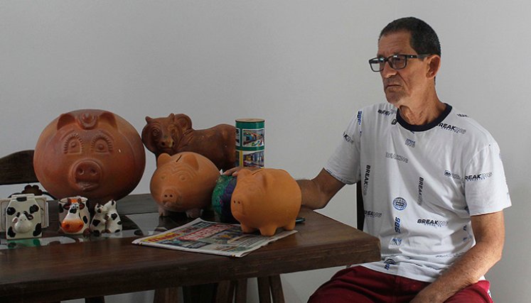 Juan Enrique Ruiz es pensionado y en familia cultivó el hábito del ahorro con alcancías./ Foto Stefany Peñaloza-La Opinión
