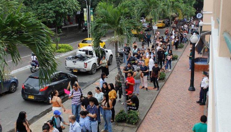 Los andenes de la avenida 0 sirvieron de sala de espera a los ciudadanos que acudieron al puesto del Gran Boulevar./Foto Stefany Peñaloza