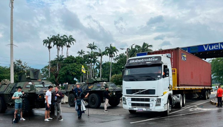 Los camiones con mercancías cruzaron el puente internacional Simón Bolívar, ayer. Hay normalidad en la frontera. / Foto Carlos Ramírez-La Opinión