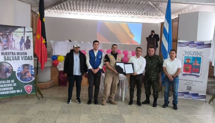 El alcalde de Toledo, Carlos Prado, destacó el apoyo comunitario y el impacto en la seguridad durante la entrega de la certificación. /Foto: Cortesía