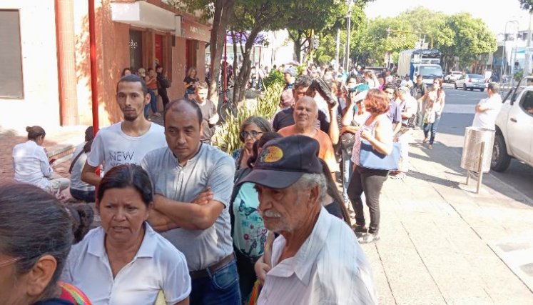 Usuarios de Nueva EPS hacen colas interminables en las afueras de las droguerías operadoras de la entidad./Foto cortesía