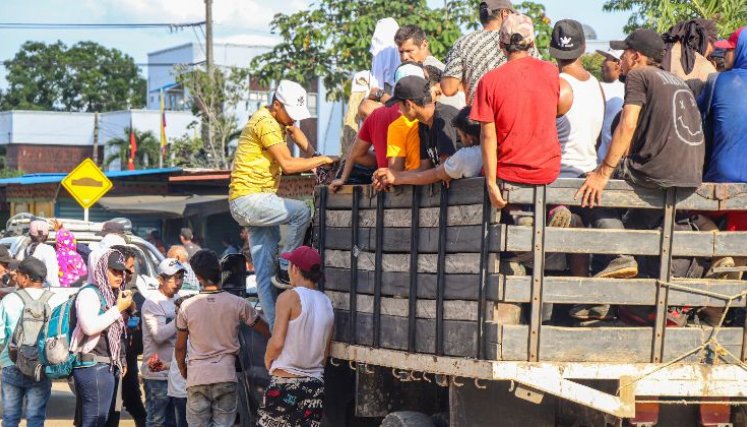 Las familias desplazadas echan mano de cualquier medio de transporte para ir hacia las cabeceras municipales./Foto cortesías