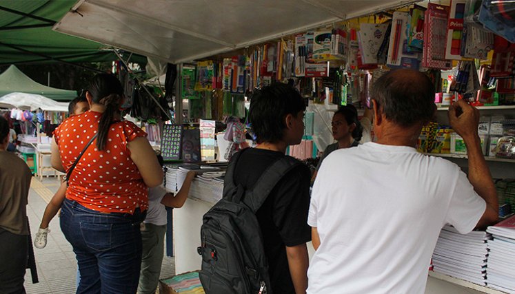 Compra de útiles escolares. / Foto Stefany Peñaloza-La Opinión