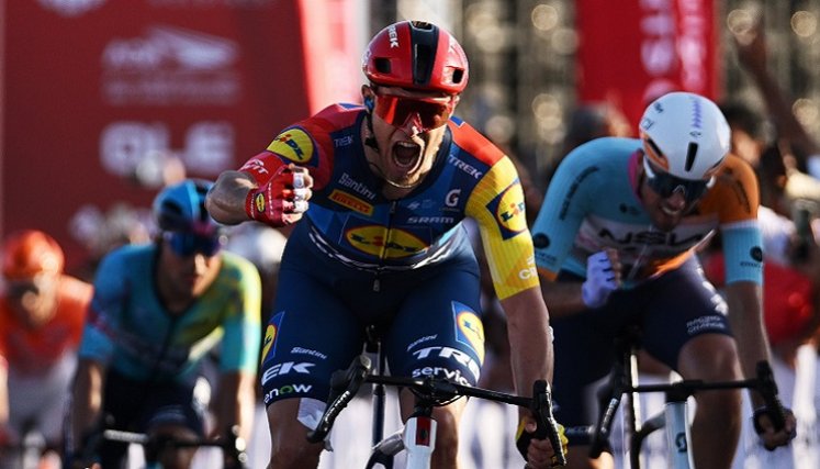 Jonatan Milan (Trek) sacó a relucir su potencia en el embalaje en la cuarta etapa del UAE Tour.