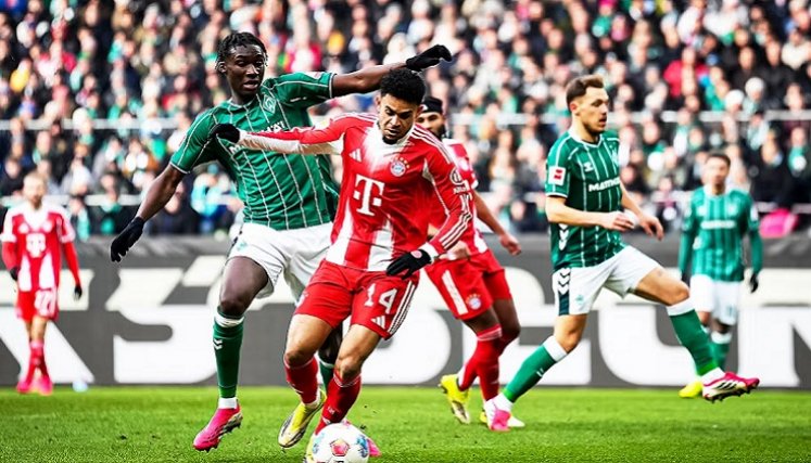 Un buen partido se jugó Luis Díaz, quien aportó una asistencia para el segundo gol de Kane.