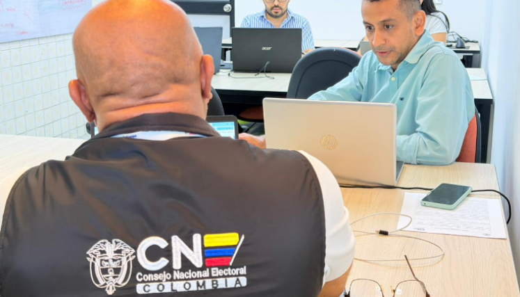 Testigos electorales ante el CNE.