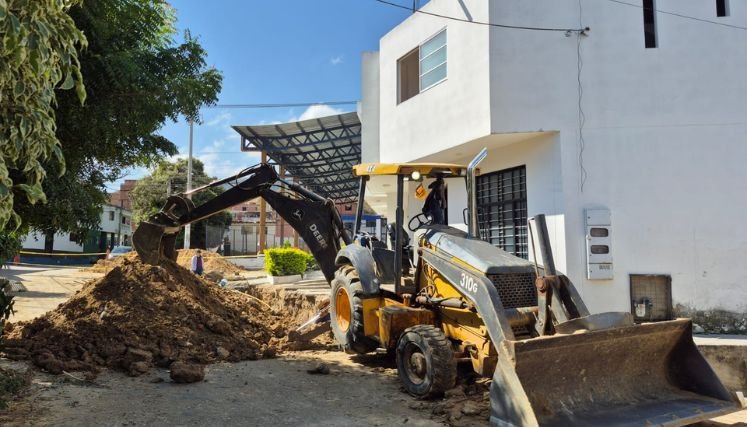 El canal de aguas lluvias del populoso sector 26 de julio colapsa y pone en riesgo viviendas aledañas.