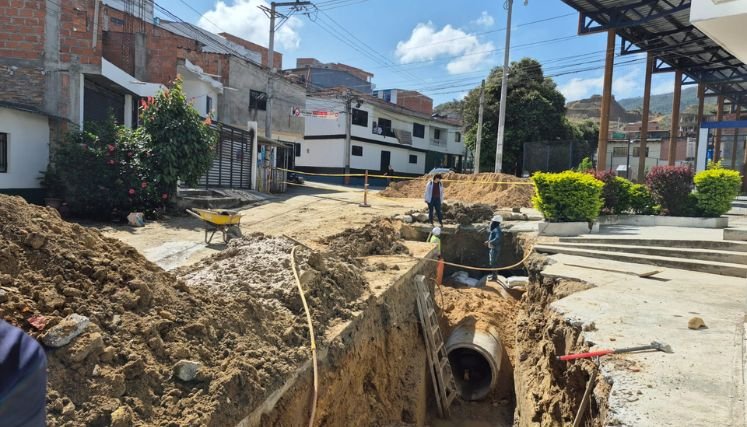 El canal de aguas lluvias del populoso sector 26 de julio colapsa y pone en riesgo viviendas aledañas.