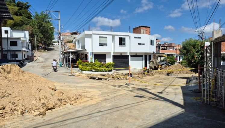 El canal de aguas lluvias del populoso sector 26 de julio colapsa y pone en riesgo viviendas aledañas.