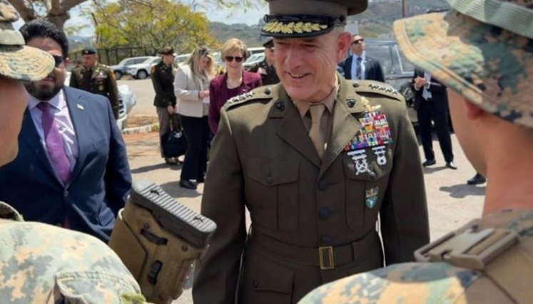 Jefe del Comando Sur de EEUU en Caracas: evaluó la seguridad para el plan de tres fases