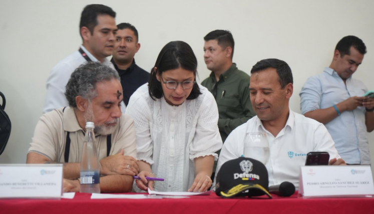 Ministros de Interior y de Defensa en la Comisión de Seguimiento y Garantías Electorales. 