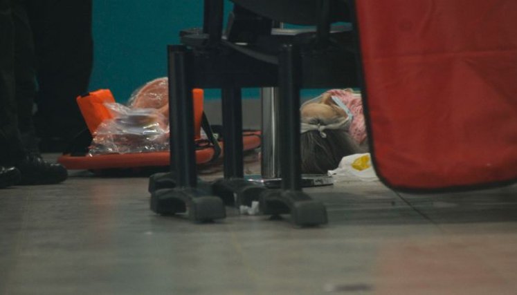 Tendido en el piso de Drogueria Cafam, así quedó el cuerpo sin vida de Cecilia Quintero/Foto Stefany Peñaloza