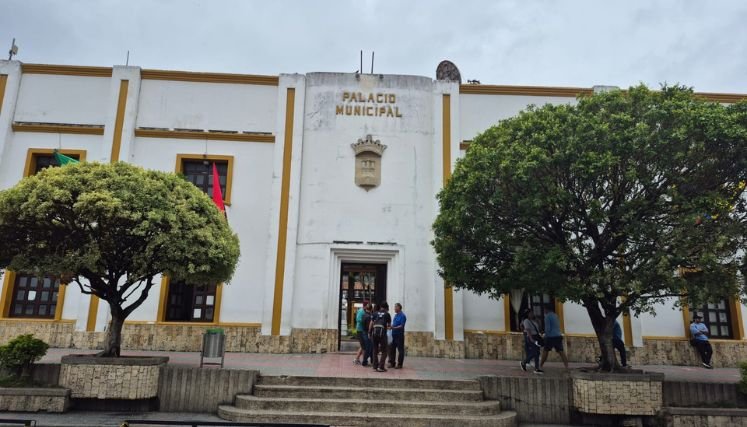 Los concejales reclaman mayor vigilancia a la entrada del palacio municipal.