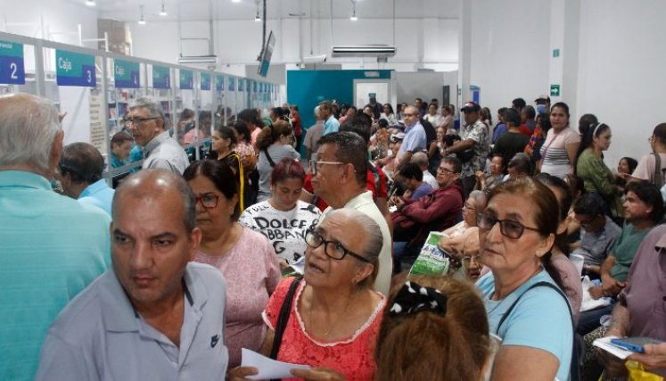 Aglomeraciones de usuarios en busca de medicamentos se observan a diario en la droguería Cafam/Foto Stefany Peñaloza