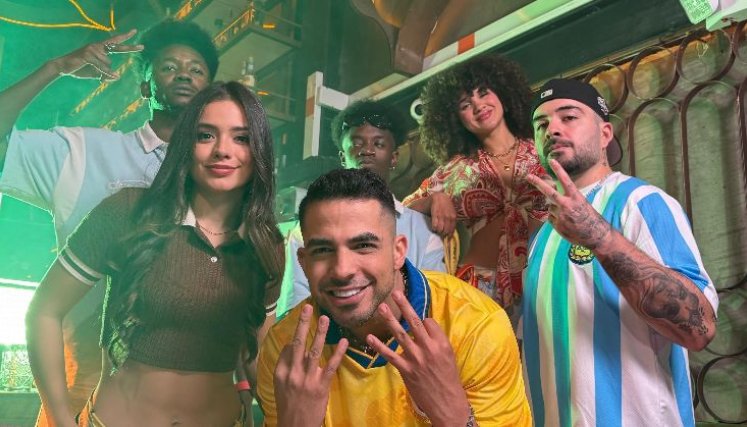 Juan Palau y Kiño convierten el desamor en fiesta con ‘Bombonera’.