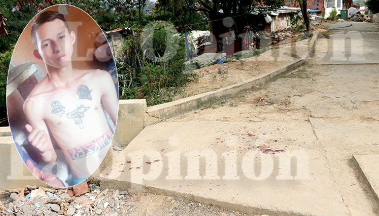 En el sitio del asesinato quedaron las manchas de sangre de la víctima.