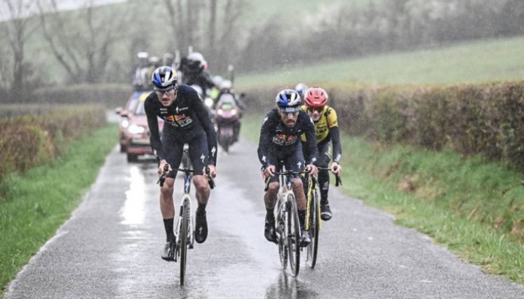 Daniel Felipe Martínez (adelante) hizo una gran etapa en la París-Niza al arribar segundo en la cuarta fracción.