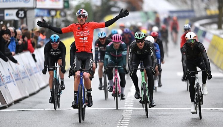 El francés Dorian Godon (Ineos) se alzó con el triunfo de la séptima y penúltima etapa de la París-Niza, en la que el gran damnificado fue el colombiano Harold Tejada triunfador del viernes.