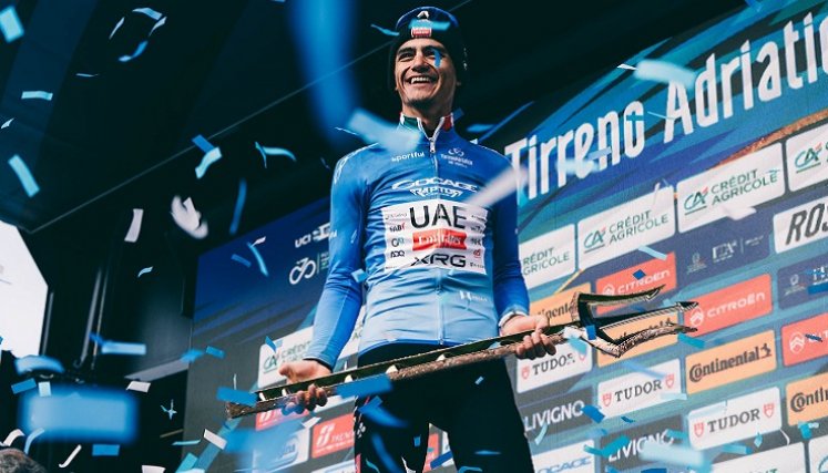 El ciclista mexicano Isaac Del Toro hace historia en la carrera de los dos mares.