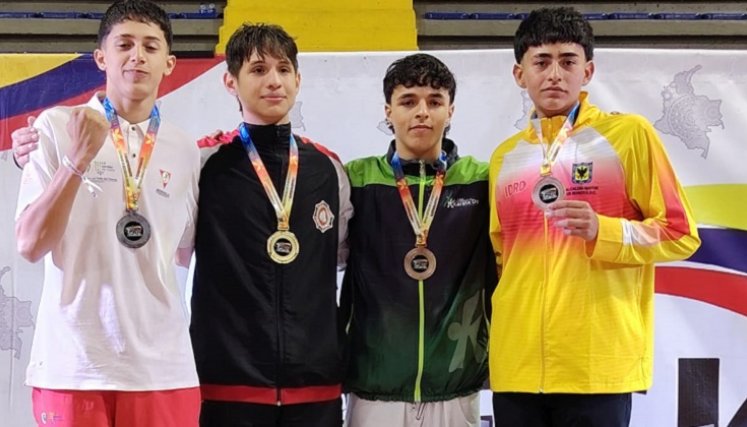 José Joel Gómez (segundo de izquierda a derecha), le ganó el oro en la categoría juvenil.