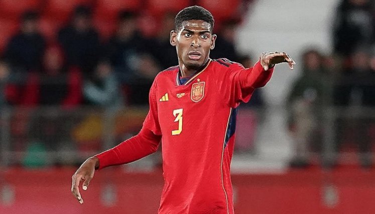 Este es el defensa central, colombo-español formado en las divisiones menores del Valencia FC  y actual jugador del Arsenal de Inglaterra.