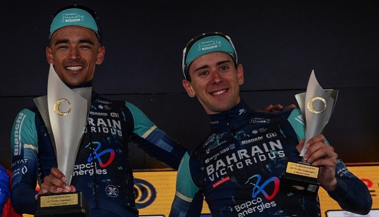 Santiago Buitrago (izq) obtuvo su primer gran triunfo de la temporada 2026. Su compañero Antonio Tiberi se ubicó tercero.