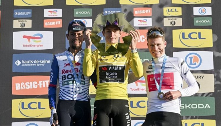 Así quedó el podio de la París-Niza, 2026 que fue ganada por el danés Jonas Vingegaard (centro), acompañado por Daniel Martínez (izquierda) y el alemán Georg Steinhauser.