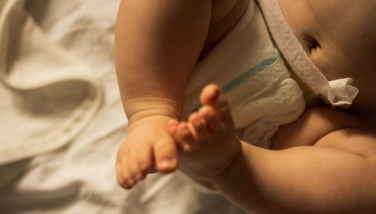 “Me di cuenta de que no respiraba”: bebé perdió la vida tras atragantarse con uña postiza